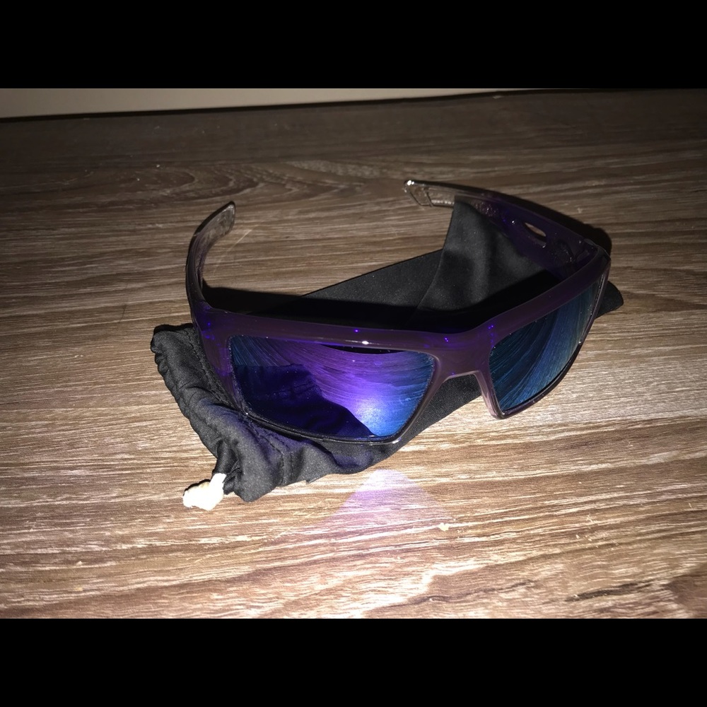 Men’s sunglasses.